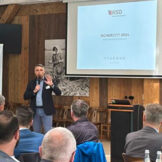 "WSD-Geschäftsführer präsentiert den Jahresbericht Sicherzeit 2024' bei der Veranstaltung in Klaistow vor Gästen