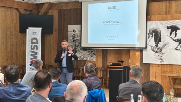 "WSD-Geschäftsführer präsentiert den Jahresbericht Sicherzeit 2024' bei der Veranstaltung in Klaistow vor Gästen