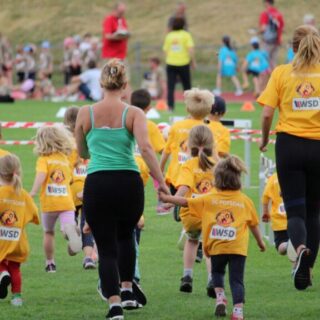 Kinder beim Regenbogen-Cup 2025 des SC Potsdam mit Sicherheitsbegleithund Oskar von WSD permanent security