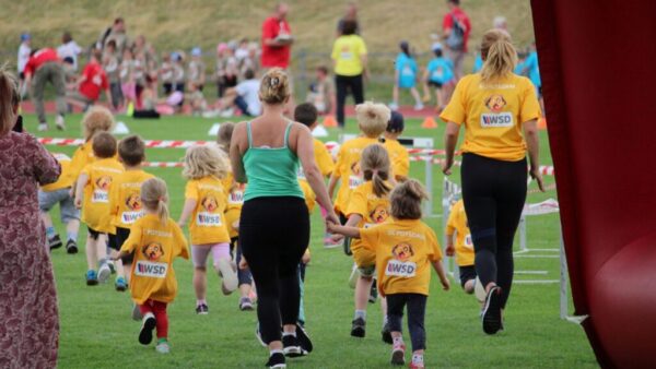 Kinder beim Regenbogen-Cup 2025 des SC Potsdam mit Sicherheitsbegleithund Oskar von WSD permanent security