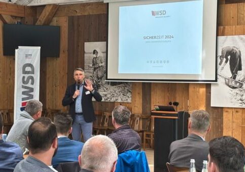 "WSD-Geschäftsführer präsentiert den Jahresbericht Sicherzeit 2024' bei der Veranstaltung in Klaistow vor Gästen