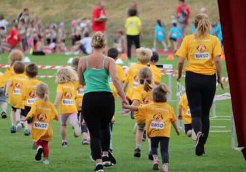 Kinder beim Regenbogen-Cup 2025 des SC Potsdam mit Sicherheitsbegleithund Oskar von WSD permanent security