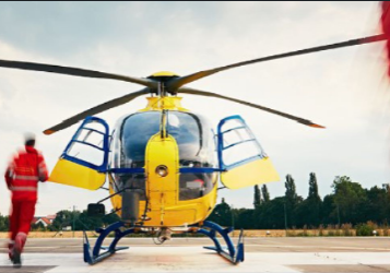 Ein gelb-blauer Rettungshubschrauber im Einsatz – Symbol für schnelle Hilfe, Koordination und gelebte Krisenvorbeugung.